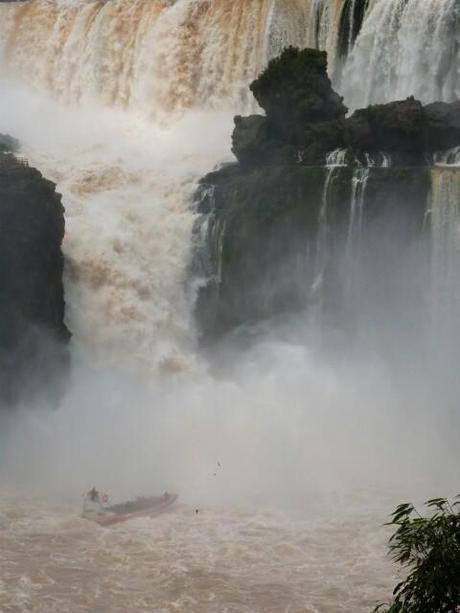 Lancha en las cataratas de Iguazú