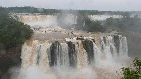 Saltos de agua en Iguazú desde Brasil