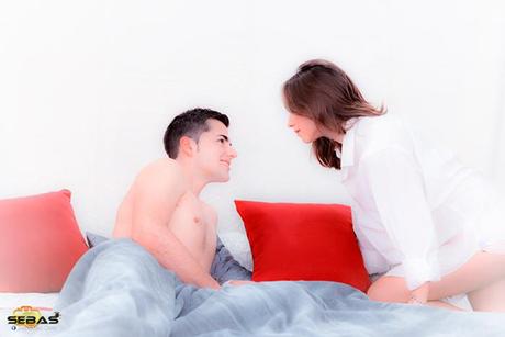 Nueva tienda de El Arca en Totana Modelos en cama con colcha en Totana