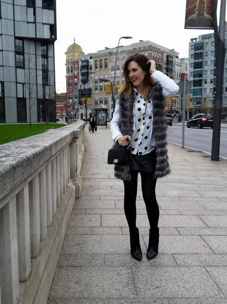 Chaleco de pelo gris y falda de cuero