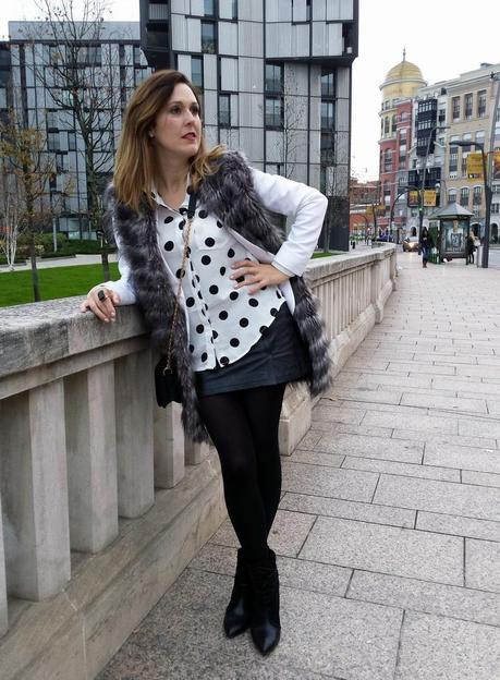 Chaleco de pelo gris y falda de cuero