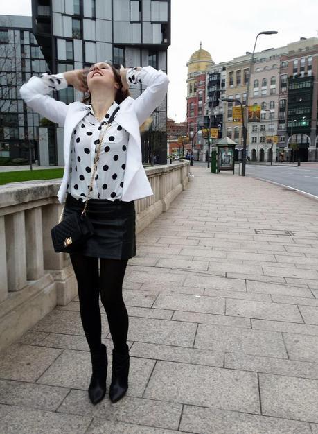 Americana blanca y camisa de lunares