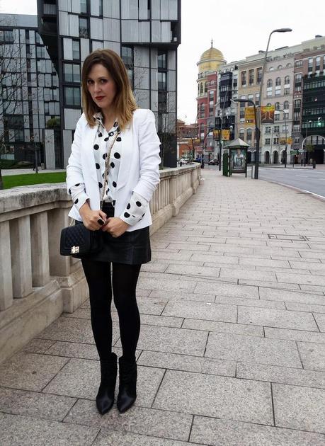 Americana blanca y falda de cuero