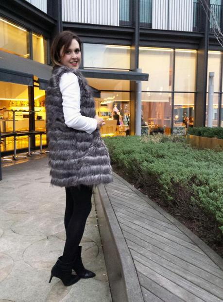 Chaleco pelo gris y falda de cuero