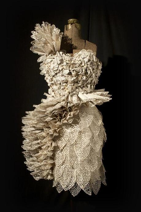 Laborioso traje realizado con libros