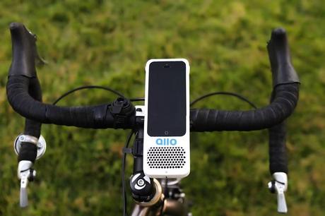 Allo un genial combo de montaje y altavoz para llevar tu teléfono celular en tu manillar. 