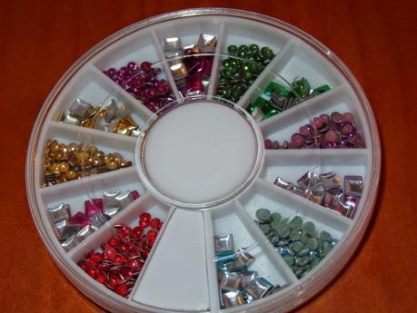 Manicuras con tachuelas