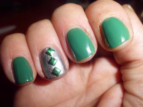 Manicura verde con tachuelas