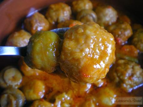 Albóndigas con coles y champiñones