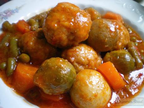 Albóndigas con coles y champiñones