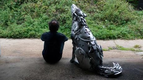 Cree en las criaturas de las llantas Escultura lobo hecha a base de reciclaje de tapacubos de coche por Ptolemy Elrington