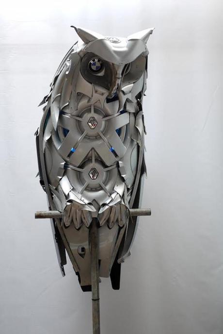 Cree en las criaturas de las llantas Escultura de lechuza de Ptolemy Elrington hecha con reciclaje de tapa cubos y llantas de coche