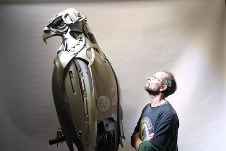 Cree en las criaturas de las llantas Gran escultura de Ptolemy Elrington hecha con reciclaje de tapa cubos y llantas de coche