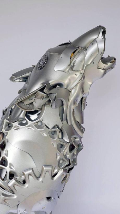 Cree en las criaturas de las llantas Escultura lobo hecha a base de reciclaje de tapacubos de coche