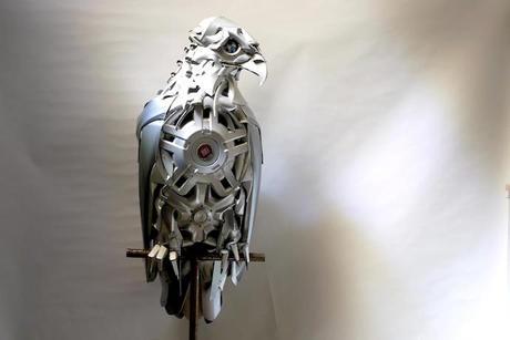Cree en las criaturas de las llantas Escultura águila hecha a base de reciclaje de chapas de coche