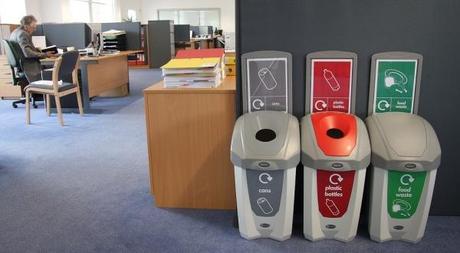 En una oficina ecologica se practica la separación selectiva y el reciclaje