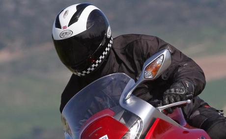 Un casco: Te proteje de lesiones cerebrales traumaticas