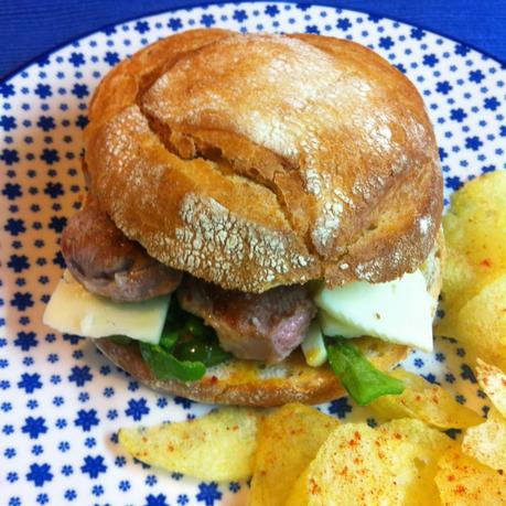 Bocadillo De Solomillo, Pimientos Y Queso Con Mostaza