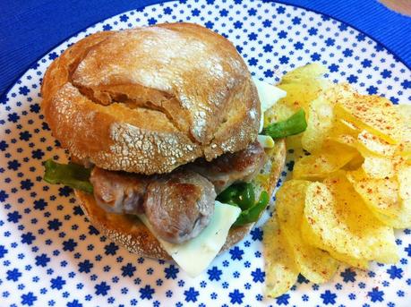 Bocadillo De Solomillo, Pimientos Y Queso Con Mostaza