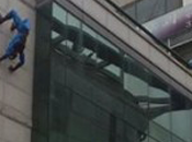 volvió… estatua coreana Spider-Man gran erección tiene nuevo hogar