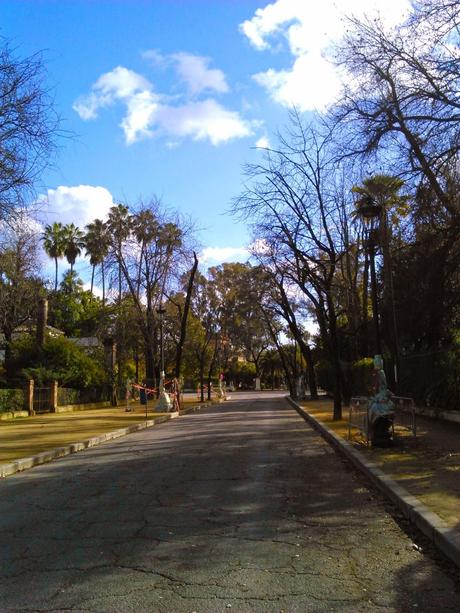 Cambio de farolas en el parque de María Luisa y desfile flamenco en el hotel Alfonso XIII