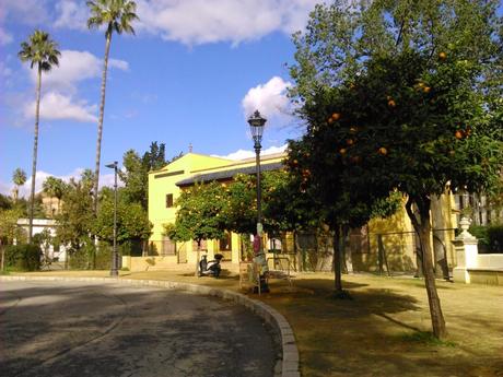 Cambio de farolas en el parque de María Luisa y desfile flamenco en el hotel Alfonso XIII