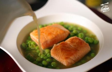 Salmón con guisantes frescos y un toque curioso