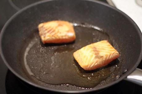 Salmón con guisantes frescos y un toque curioso