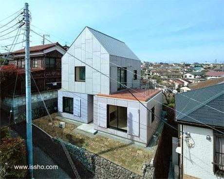 Moderna casa japonesa compuesta de 4 volúmenes.