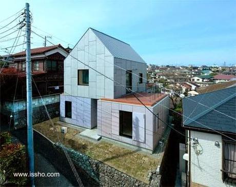 Moderna casa japonesa compuesta de 4 volúmenes.