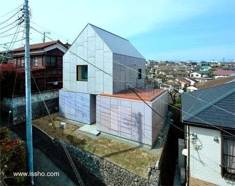 Moderna casa japonesa compuesta de 4 volúmenes.