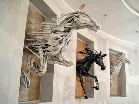 Impresionantes caballos, plástico reclicado, de Sayaka Ganz