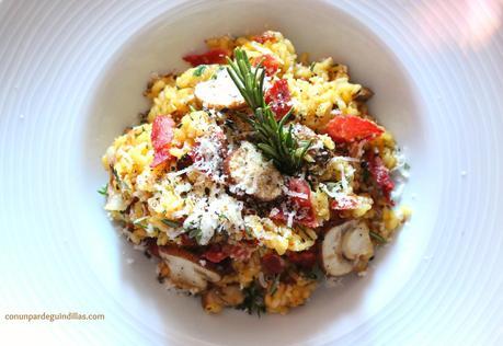 Risotto de champliñones, tomate deshidratado y crujiente de jamón