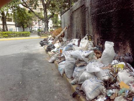 EL RECREO - Escombros permanecen desde hace meses en la Calle Alameda La Campiña
