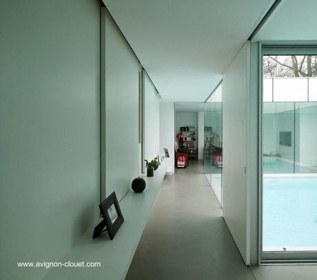 Residencia de una planta con piscina central en Francia.