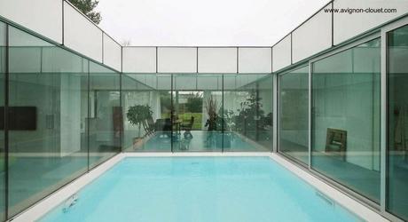 Residencia de una planta con piscina central en Francia.
