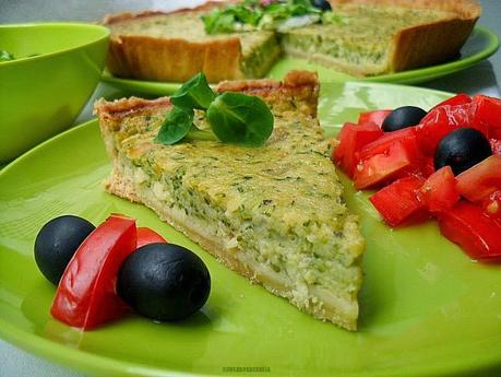 Quiché de calabacín con ensalada de tomate