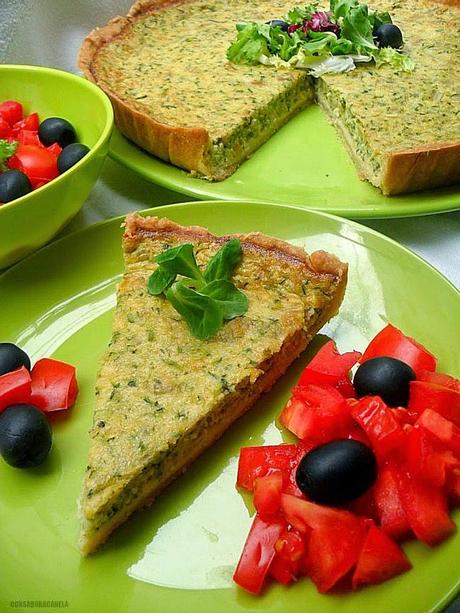 Quiché de calabacín con ensalada de tomate