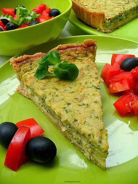 Quiché de calabacín con ensalada de tomate