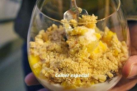 Copa de yogur sin lactosa con fruta y galletas