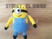 Stuart: Minion amigurumi.