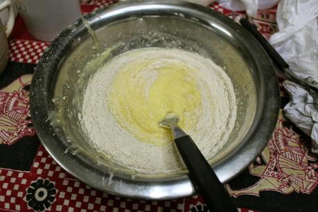 Torta de duraznos blancos con pimienta de Jamaica