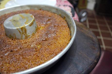 Torta de duraznos blancos con pimienta de Jamaica