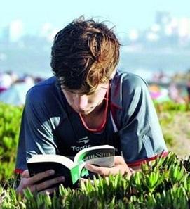 Sal con un chico que no lee