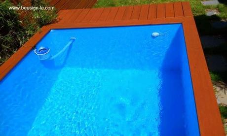 Piscina pequeña en un contenedor de residuos reciclado. Piscina pequeña en un contenedor de residuos reciclado.