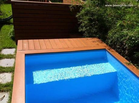 Piscina pequeña en un contenedor de residuos reciclado. Piscina pequeña en un contenedor de residuos reciclado.