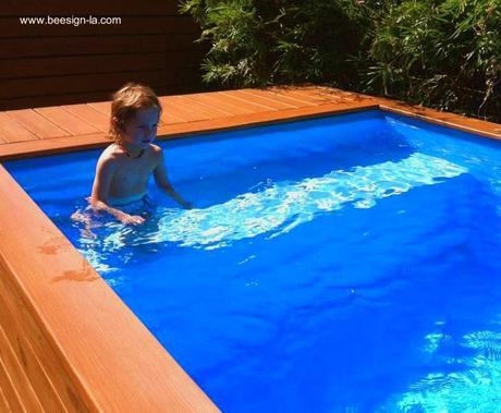 Piscina pequeña en un contenedor de residuos reciclado. Piscina pequeña en un contenedor de residuos reciclado.