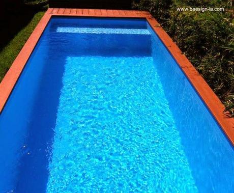 Piscina pequeña en un contenedor de residuos reciclado. Piscina pequeña en un contenedor de residuos reciclado.