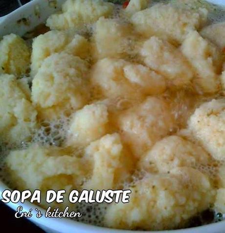 ¡Sopa de pollo con galuste!