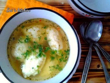 ¡Sopa de pollo con galuste!